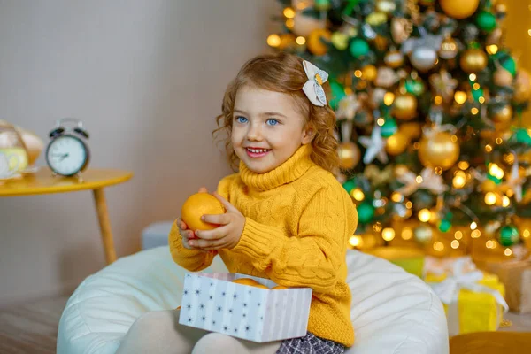 Bambina Che Gioca Con Mandarini Vicino All Albero Natale — Foto Stock