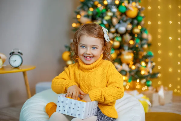 Little Girl Playing Tangerines Christmas Tree — Stock Photo, Image