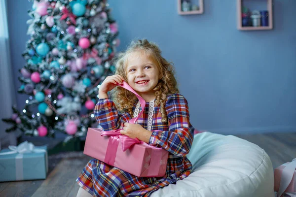 Bambina Vicino All Albero Natale Con Regalo Sorridente — Foto Stock