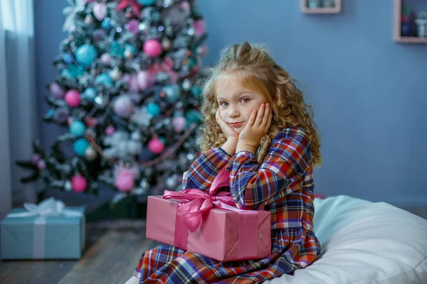 Little Girl Christmas Tree Holding Gift Smiling — Stock Photo, Image