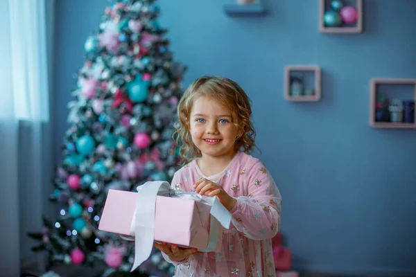 Little Girl Christmas Tree Holding Gift Smiling — Stock Photo, Image