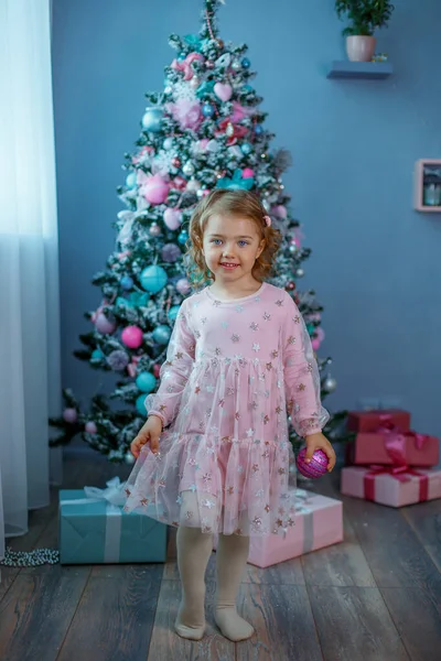 Piccola Ragazza Carina Vicino All Albero Natale Sorridente — Foto Stock