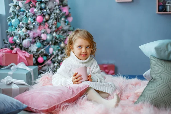 Una Bambina Vicino All Albero Natale Tiene Una Tazza Caldo — Foto Stock