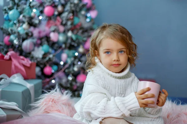 Una Bambina Vicino All Albero Natale Tiene Una Tazza Caldo — Foto Stock