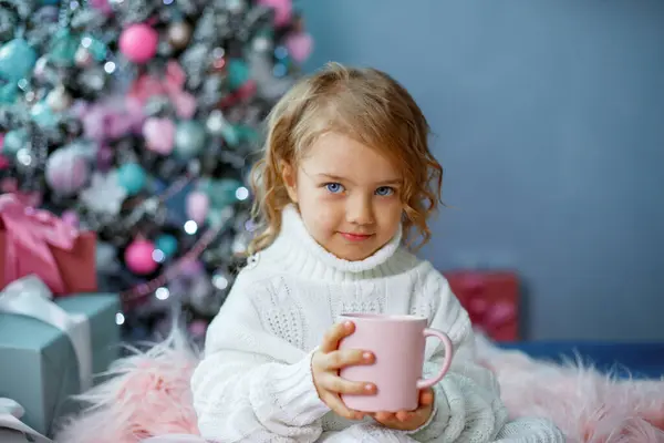 Una Bambina Vicino All Albero Natale Tiene Una Tazza Caldo — Foto Stock