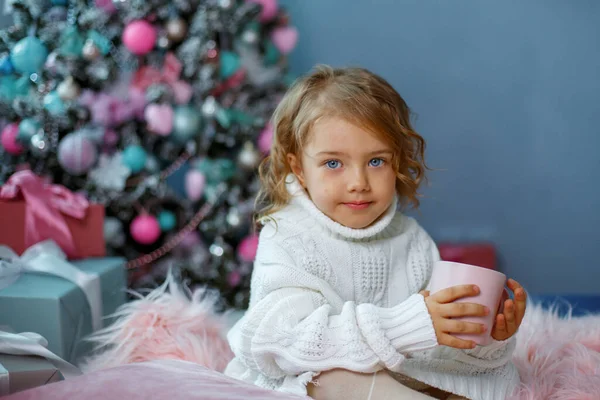 Una Bambina Vicino All Albero Natale Tiene Una Tazza Caldo — Foto Stock