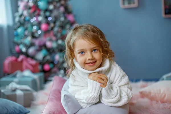 Una Bambina Vicino All Albero Natale Tiene Una Tazza Caldo — Foto Stock