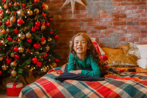 Little Asian Girl Pajamas Bedroom Lying Bed Christmas Tree Christmas — Stock Photo, Image