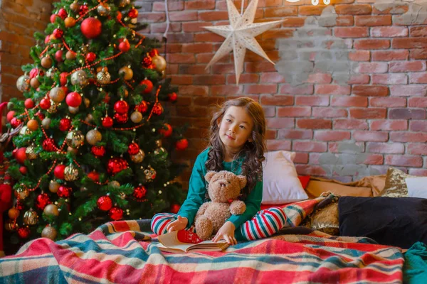 Little Asian Girl Pajamas Bedroom Lying Bed Christmas Tree Reading — Stock Photo, Image