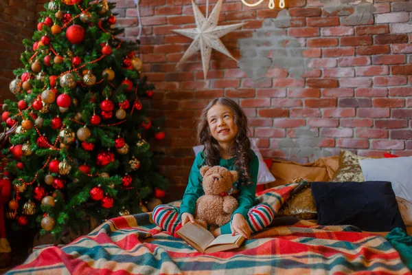 Little Asian Girl Pajamas Bedroom Lying Bed Christmas Tree Reading — Stock Photo, Image