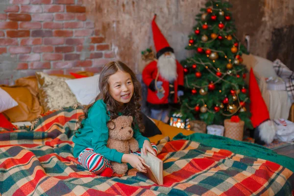 Little Asian Girl Pajamas Bedroom Lying Bed Christmas Tree Reading — Stock Photo, Image