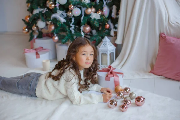 Bambina Asiatica Scrive Una Lettera Babbo Natale Vicino All Albero — Foto Stock