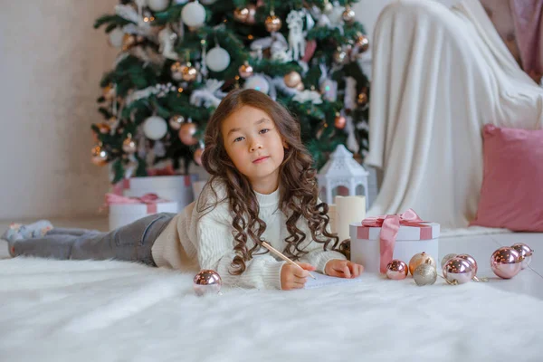 Bambina Asiatica Scrive Una Lettera Babbo Natale Vicino All Albero — Foto Stock