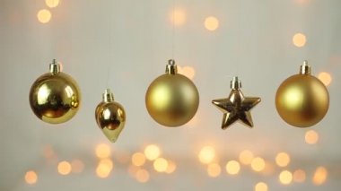 Bokeh yanıp sönen ışıkların arka planında oyuncak Noel topları