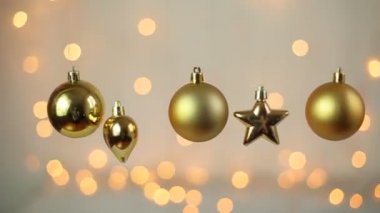 Bokeh yanıp sönen ışıkların arka planında oyuncak Noel topları