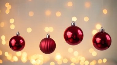 Bokeh yanıp sönen ışıkların arka planında oyuncak Noel topları