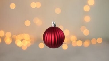 Bokeh yanıp sönen ışıkların arka planında oyuncak Noel topları