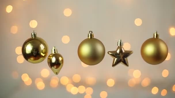 Kerstmis Ballen Speelgoed Achtergrond Van Bokeh Knipperende Lichten — Stockvideo