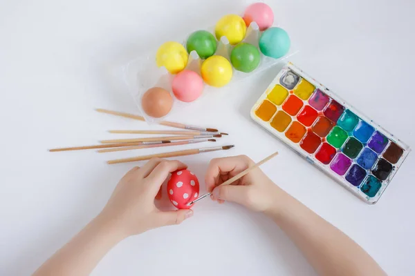 Las Manos Niño Decoran Huevo Pascua Sobre Fondo Blanco — Foto de Stock