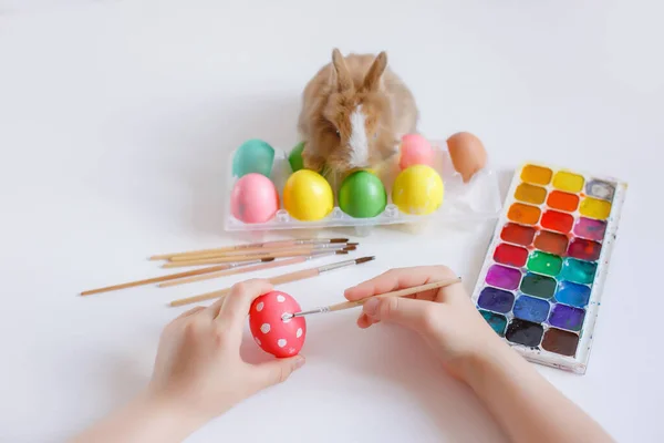 Child Hands Decorate Easter Egg White Background — Stock Photo, Image