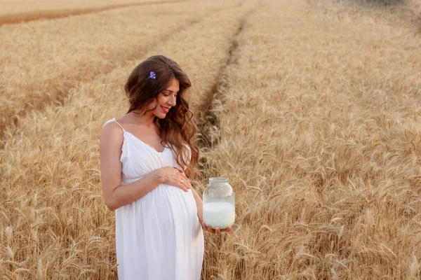Una Mujer Embarazada Con Una Lata Leche Camina Campo Trigo — Foto de Stock