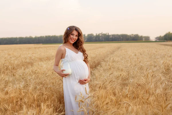 Una Mujer Embarazada Con Una Lata Leche Camina Campo Trigo — Foto de Stock