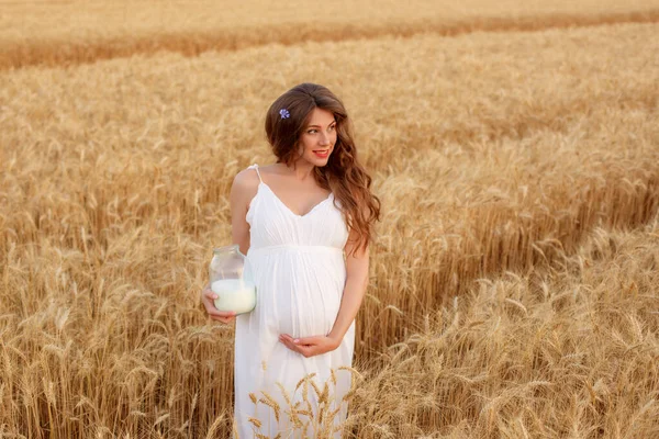 Eine Schwangere Frau Mit Einer Dose Milch Geht Ein Weizenfeld — Stockfoto