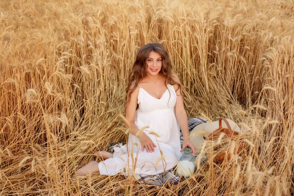 Schwangere Sitzt Einem Weizenfeld Bei Einem Picknick — Stockfoto