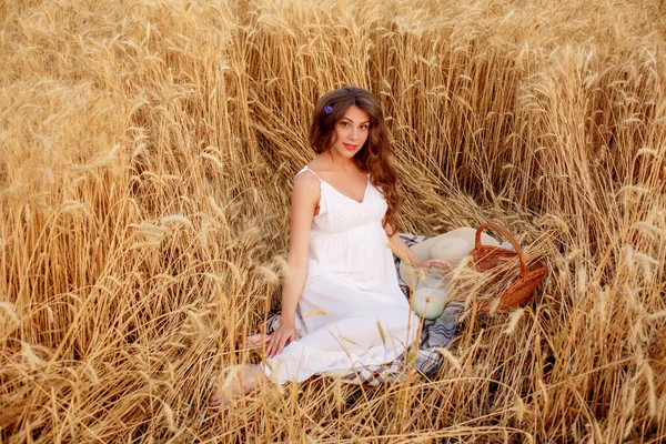 Schwangere Sitzt Einem Weizenfeld Bei Einem Picknick — Stockfoto