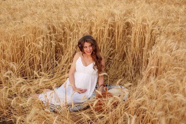Schwangere Sitzt Einem Weizenfeld Bei Einem Picknick — Stockfoto