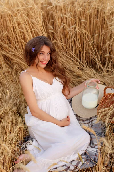 Mujer Embarazada Sentada Campo Trigo Picnic — Foto de Stock