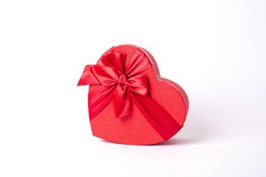 kırmızı kalp şekilli kutu beyaz arkaplanda izole