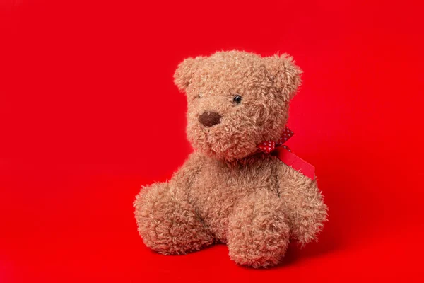 Teddybär Mit Rotem Herz Auf Gelbem Hintergrund — Stockfoto