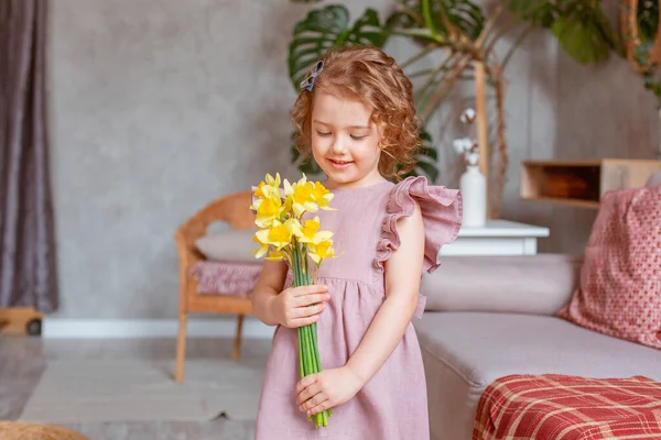 Petite Fille Mignonne Tient Bouquet Jonquilles Maison — Photo