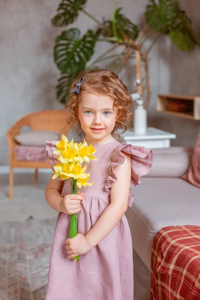 Petite Fille Mignonne Tient Bouquet Jonquilles Maison — Photo