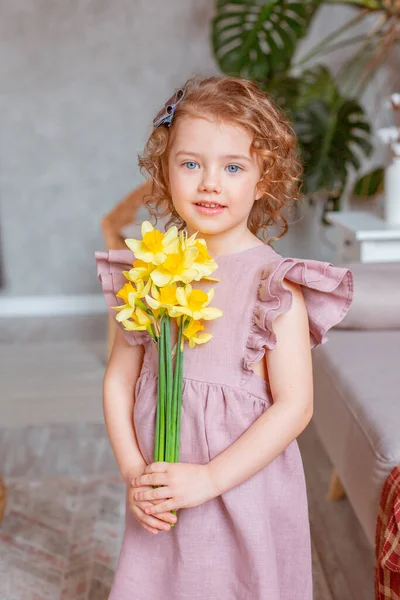 Malá Roztomilá Dívka Drží Kytici Narcisů Doma — Stock fotografie