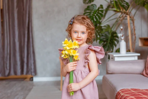 Little Cute Girl Holds Bouquet Daffodils Home — Stock Photo, Image