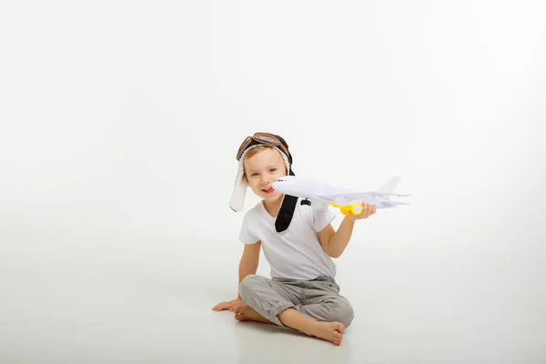Bambino Con Cappello Pilota Con Aeroplano Sfondo Bianco — Foto Stock