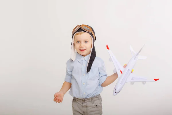 Bambino Con Cappello Pilota Con Aeroplano Sfondo Bianco — Foto Stock