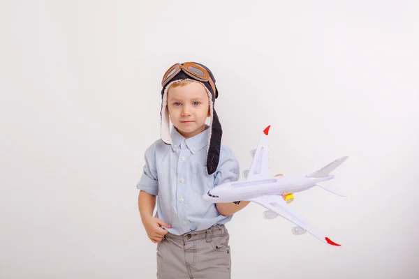 Bambino Con Cappello Pilota Con Aeroplano Sfondo Bianco — Foto Stock
