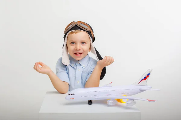 Liten Pojke Pilot Hatt Och Med Ett Flygplan Vit Bakgrund — Stockfoto