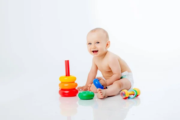 Niño Con Una Pirámide Multicolor Está Aislado Sobre Fondo Blanco — Foto de Stock