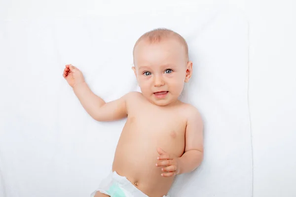 Menino Uma Fralda Está Deitado Fundo Branco Isolado — Fotografia de Stock