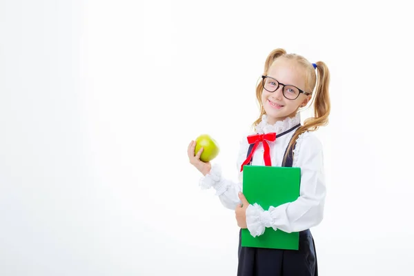 Uma Menina Uniforme Escolar Detém Livro Uma Maçã Isolada Fundo — Fotografia de Stock