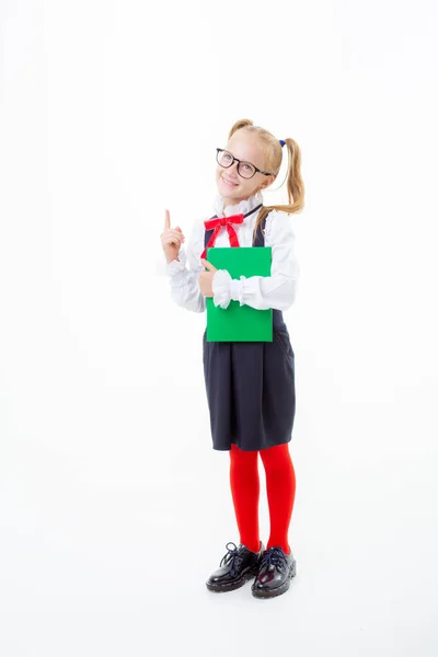 Una Colegiala Con Uniforme Escolar Sostiene Libro Aislado Sobre Fondo — Foto de Stock