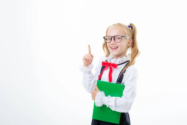 Une Petite Écolière Uniforme Scolaire Tient Livre Isolé Sur Fond — Photo gratuite