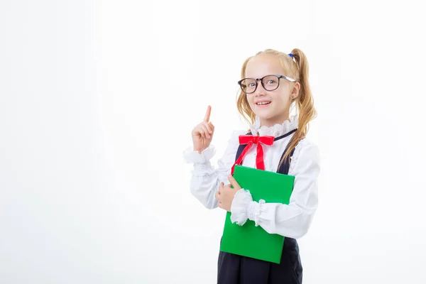 Ein Kleines Schulmädchen Schuluniform Hält Ein Buch Isoliert Auf Weißem Stockbild