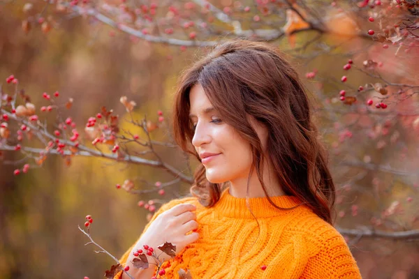 Eine Junge Frau Orangefarbenen Pullover Herbstpark — Stockfoto