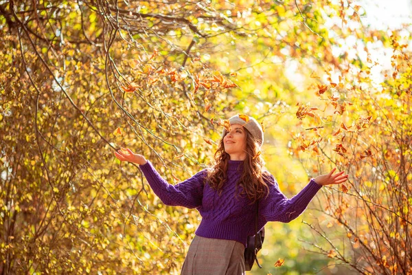 Una Mujer Joven Parque Otoño Suéter Púrpura — Foto de Stock