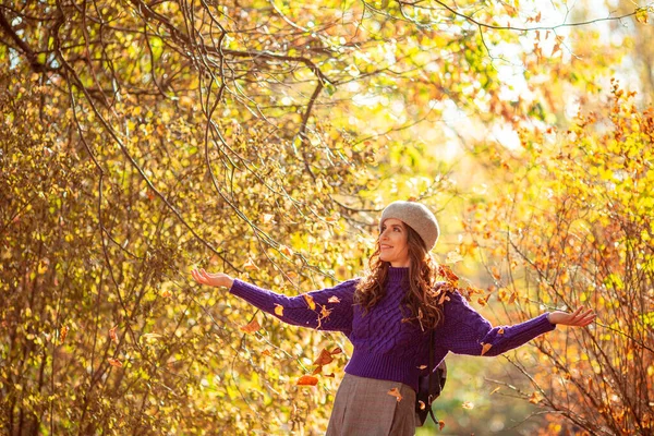 Młoda Kobieta Jesiennym Parku Fioletowym Swetrze — Zdjęcie stockowe